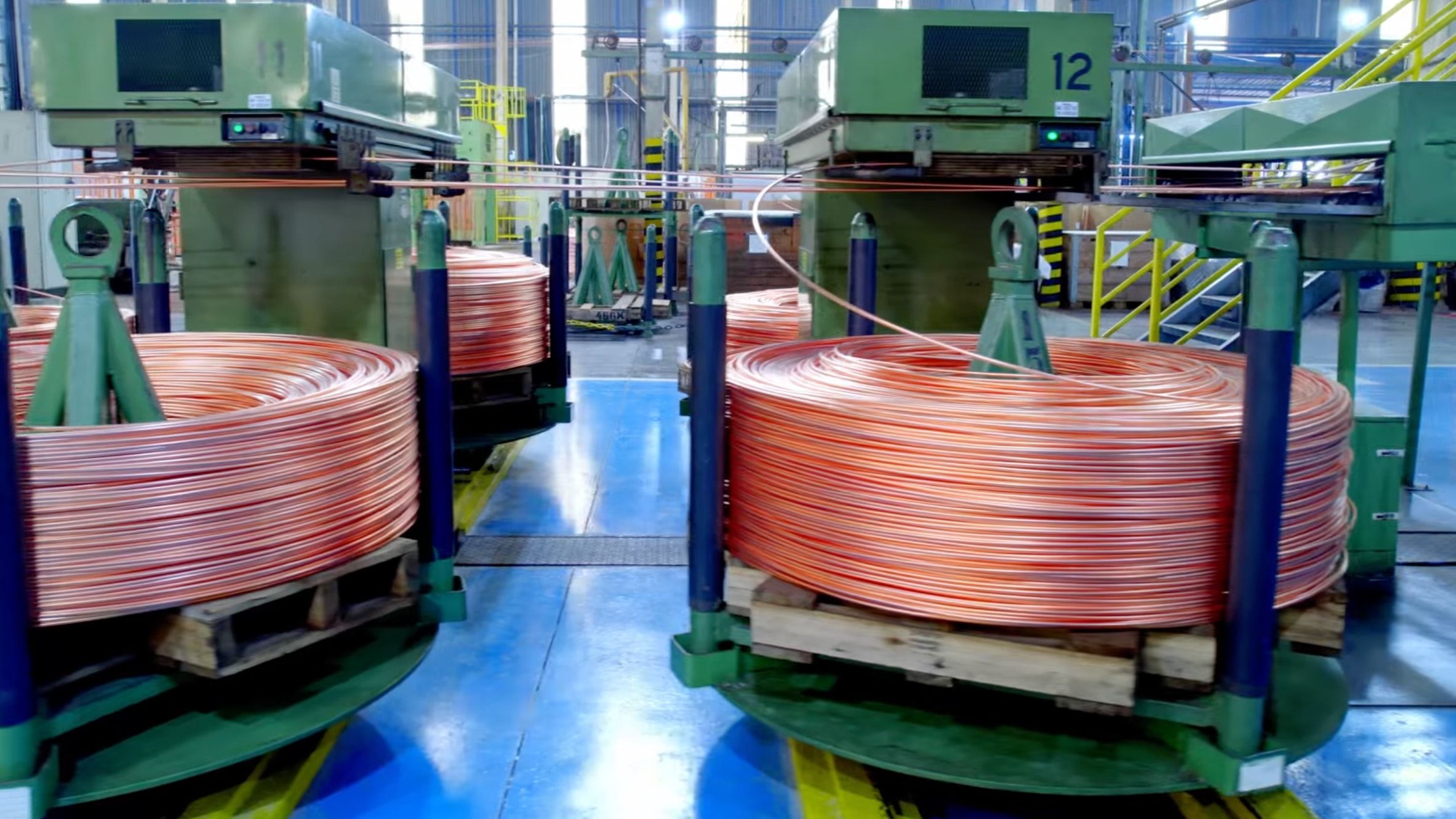 Bobinas de fio de cobre nas máquinas da fábrica Cobrecom.